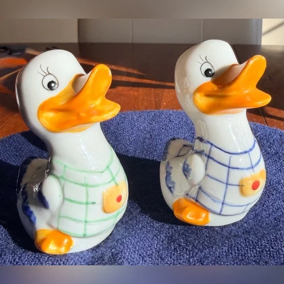 🧂Vintage Ceramic Duck Salt &  Pepper Shakers “Salty” & “Peppy”, Handpainted, EUC - Picture 2 of 11